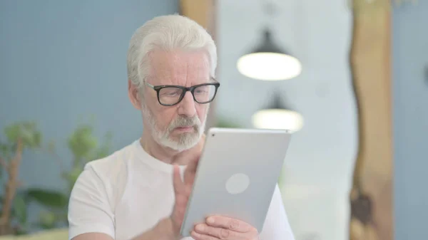 Portrait Senior Old Man Working Digital Tablet — Zdjęcie stockowe