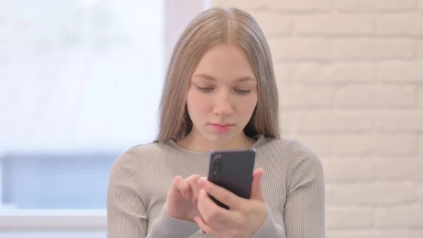 Portrait Creative Young Woman Using Smartphone — Stockfoto