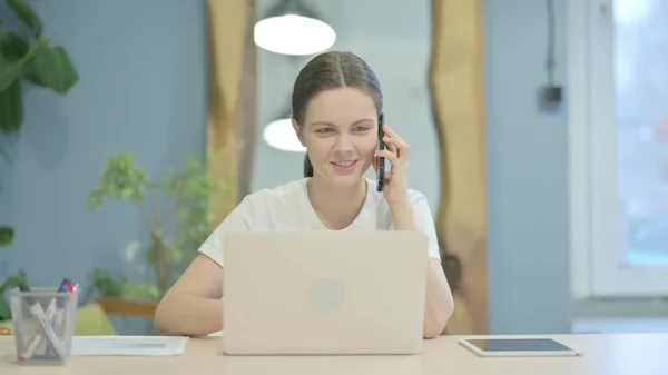 Young Woman Talking Phone Discuss Work — Fotografia de Stock