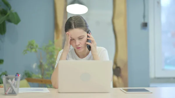 Boos Jonge Vrouw Praten Telefoon Het Werk — Stockfoto