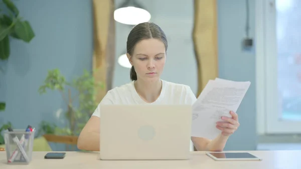 Young Woman Working Laptop Documents — Fotografia de Stock