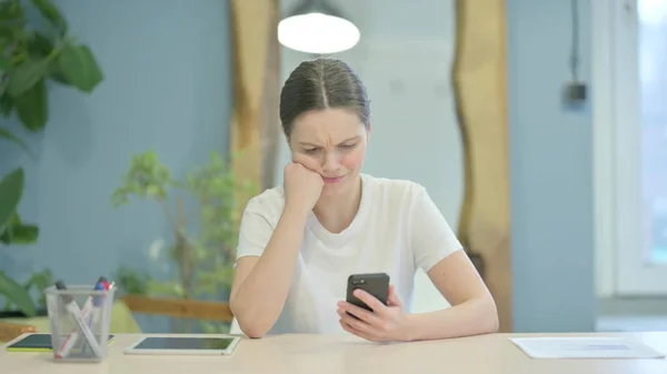 Mujer Joven Molesta Reaccionando Pérdida Teléfono Inteligente —  Fotos de Stock