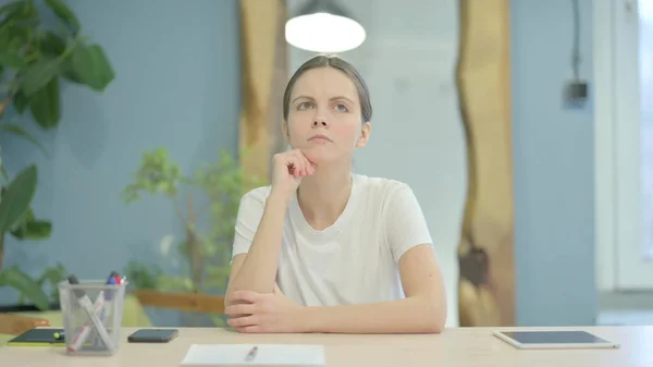 Pensive Jovem Mulher Pensando Enquanto Sentado Trabalho — Fotografia de Stock
