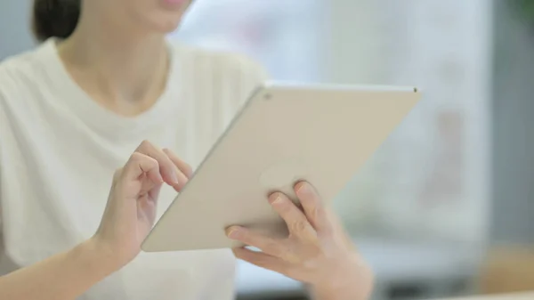 Close Young Woman Using Digital Tablet — Foto Stock