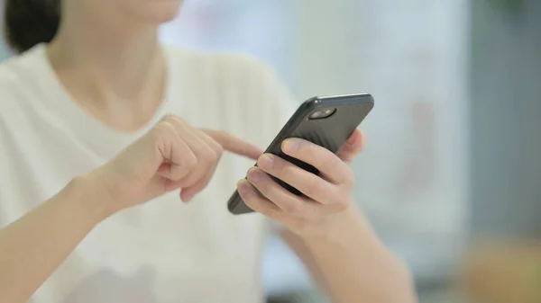 Close Male Hand Using Smartphone — Stock Photo, Image