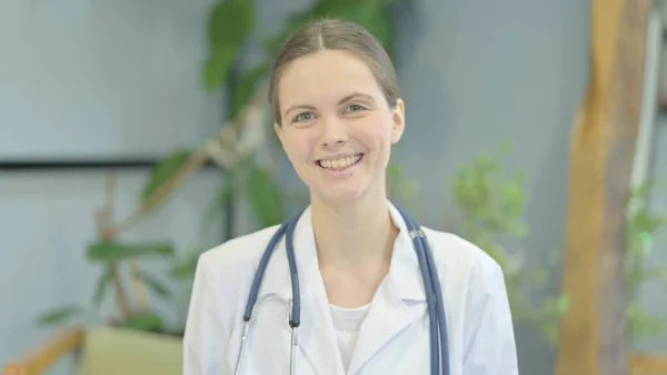 Πορτρέτο Της Νεαρής Γυναίκας Γιατρός Χαμογελώντας Στην Κάμερα — Φωτογραφία Αρχείου