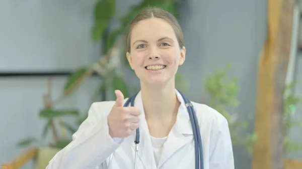 Πορτρέτο Της Νεαρής Γυναίκας Γιατρός Κάνει Thumbs — Φωτογραφία Αρχείου