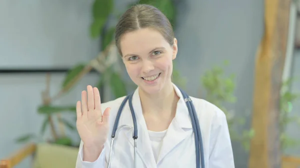 Νεαρή Γυναίκα Γιατρός Μιλώντας Απευθείας Σύνδεση Video Call — Φωτογραφία Αρχείου