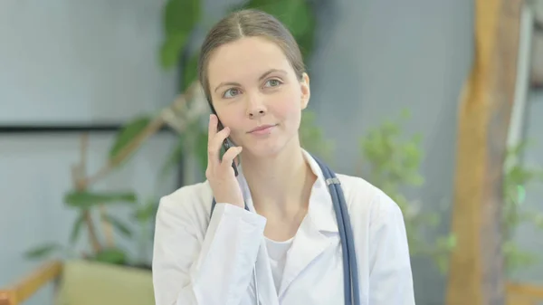 Portrait Young Female Doctor Talking Phone Clinic — Φωτογραφία Αρχείου