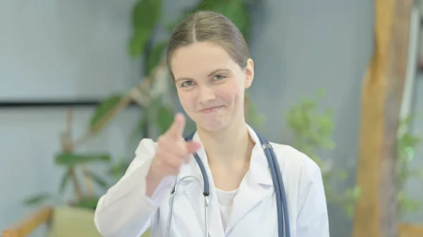 Πορτρέτο Της Νεαρής Γυναίκας Γιατρός Κάνει Thumbs — Φωτογραφία Αρχείου