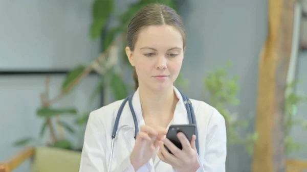 Portrait Young Female Doctor Browsing Smartphone — Φωτογραφία Αρχείου