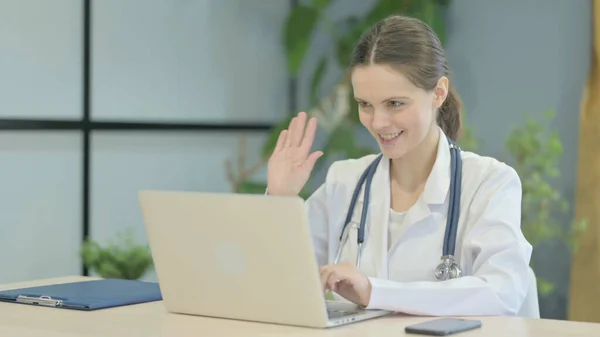Νεαρή Γυναίκα Γιατρός Κάνει Απευθείας Σύνδεση Συνομιλία Βίντεο Στην Κλινική — Φωτογραφία Αρχείου