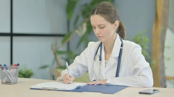 Νεαρή Γυναίκα Γιατρός Που Εργάζονται Έγγραφα Στην Κλινική Γραφειοκρατία — Φωτογραφία Αρχείου