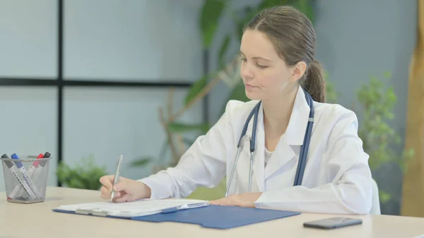 Νεαρή Γυναίκα Γιατρός Ανάγνωση Εγγράφων Στην Κλινική Γραφειοκρατία — Φωτογραφία Αρχείου