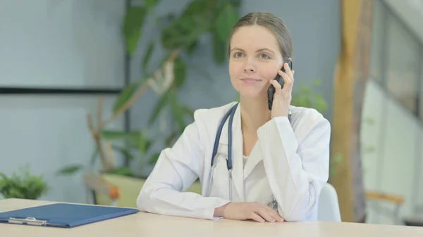 Νεαρή Γυναίκα Γιατρός Μιλώντας Στο Τηλέφωνο Στην Κλινική — Φωτογραφία Αρχείου