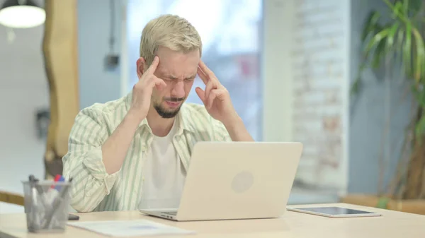 Gestresster Junger Mann Mit Kopfschmerzen Arbeitet Laptop — Stockfoto