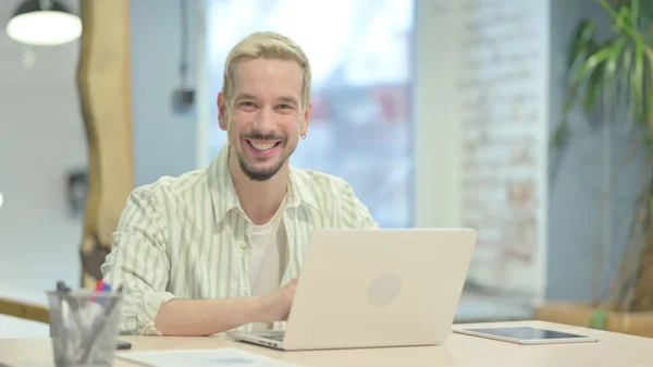 Casual Young Man Smiling Camera Office — Foto Stock