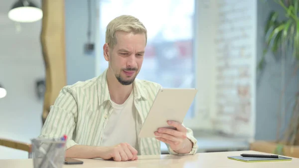 Dijital Tablet Kaybından Şok Olan Genç Adam — Stok fotoğraf