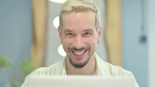 Close Young Man Smiling Camera Saat Menggunakan Laptop — Stok Foto