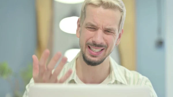 Close Young Man Reagindo Perda Laptop — Fotografia de Stock