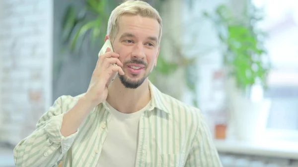 Modern Genç Adam Telefonda Konuşuyor — Stok fotoğraf