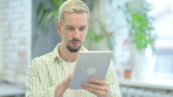Modern Young Man Browsing Internet Tablet — Fotografia de Stock