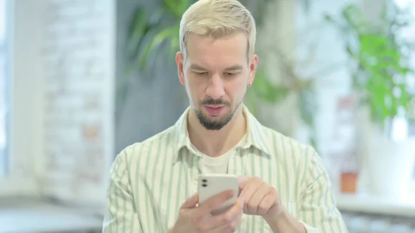 Moderní Mladý Muž Pomocí Smartphonu Prohlížení Internetu — Stock fotografie