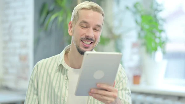 Young Man Modern Melakukan Online Video Chat Melalui Tablet — Stok Foto