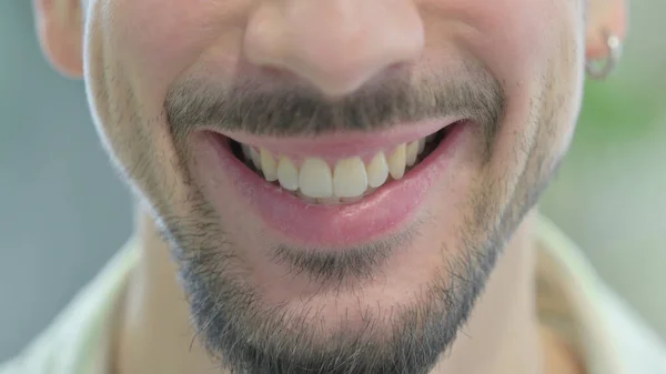 Close Van Glimlachende Mannelijke Lippen — Stockfoto