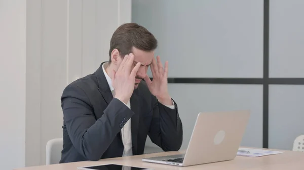 Geschäftsmann Hat Kopfschmerzen Bei Der Arbeit Laptop — Stockfoto