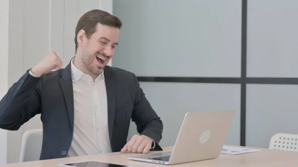 Бизнесмен Празднует Успех Интернете Ноутбуке Офисе — стоковое фото