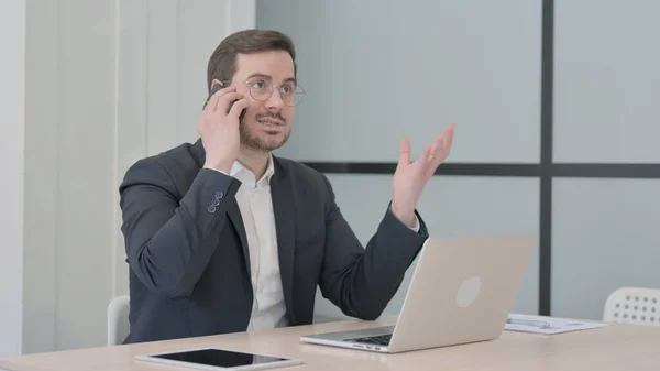 Displeased Businessman Talking Angrily Smartphone Work — Stock Photo, Image