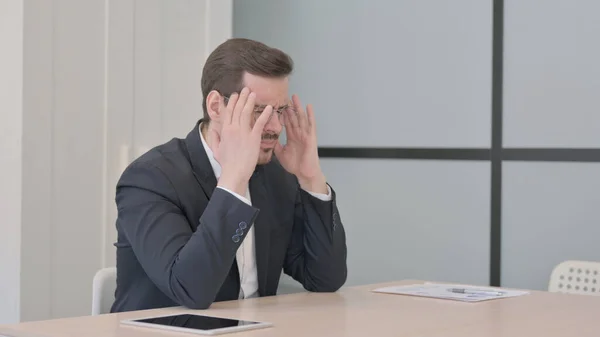 Müder Geschäftsmann Mit Kopfschmerzen Bei Der Arbeit Migräne — Stockfoto