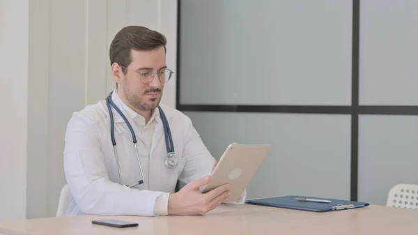 Doctor Browsing Tablet Clinic — Stock Photo, Image