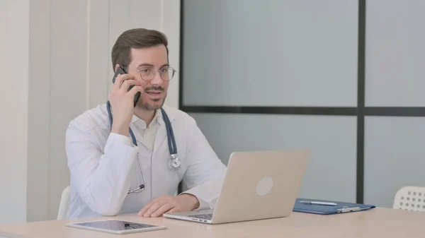 Доктор Разговаривает Телефону Время Использования Ноутбука — стоковое фото