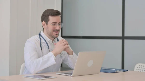 Γιατρός Κάνει Απευθείας Σύνδεση Συνομιλία Βίντεο Στην Κλινική — Φωτογραφία Αρχείου