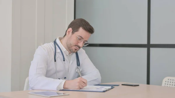 Doctor Working Documents Clinic Paperwork — Stock Photo, Image