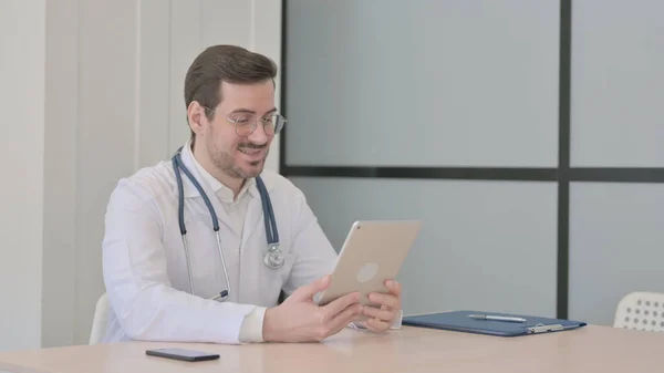 Médico Haciendo Vídeo Chat Línea Través Tableta — Foto de Stock