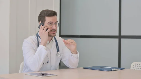 Лікар Розмовляє Телефону Клініці — стокове фото
