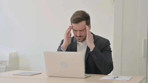 Biznesmen Ból Głowy Podczas Pracy Laptopie — Zdjęcie stockowe