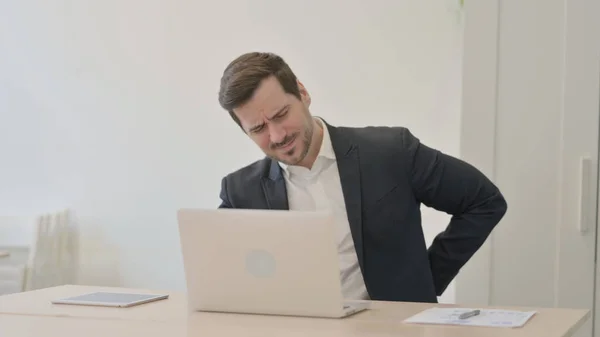 Geschäftsmann Hat Rückenschmerzen Bei Laptop Nutzung — Stockfoto