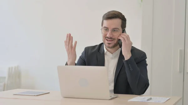 Biznesmen Rozmowy Telefon Podczas Korzystania Laptopa — Zdjęcie stockowe