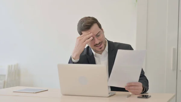 Biznesmen Zdenerwowany Stratą Podczas Pracy Laptopie Dokumentach — Zdjęcie stockowe