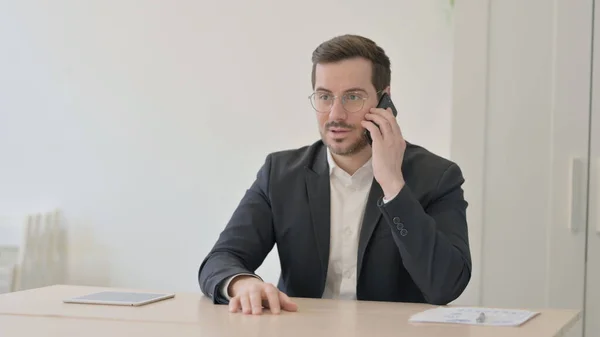 Biznesmen Rozmawiający Przez Telefon Biurze — Zdjęcie stockowe
