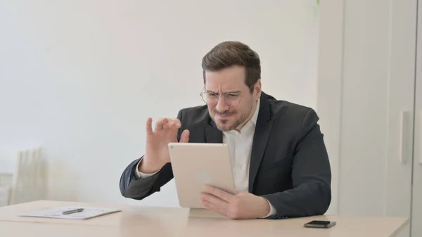 Geschäftsmann Reagiert Auf Verlust Mit Digitalem Tablet — Stockfoto