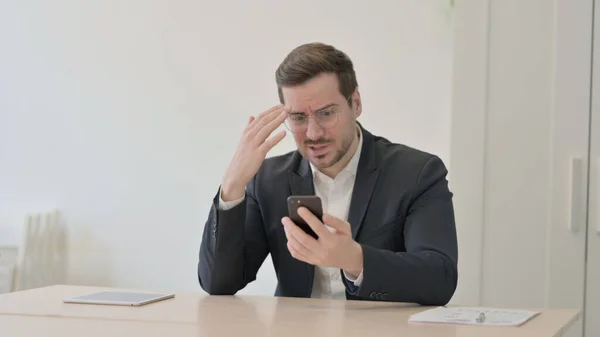 Verärgerter Geschäftsmann Reagiert Auf Verlust Auf Smartphone — Stockfoto