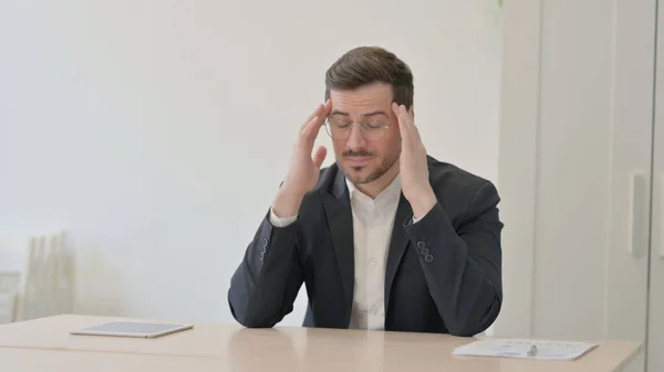 Zmęczony Biznesmen Bólem Głowy Pracy Migrena — Zdjęcie stockowe