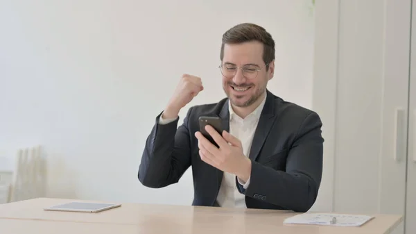 Başarılı Şadamı Akıllı Telefon Zaferi Kutluyor — Stok fotoğraf