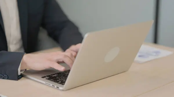 Großaufnahme Männlicher Hände Die Laptop Tippen — Stockfoto