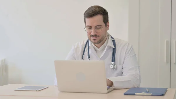 Lekarz Wpisując Laptopie Klinice — Zdjęcie stockowe
